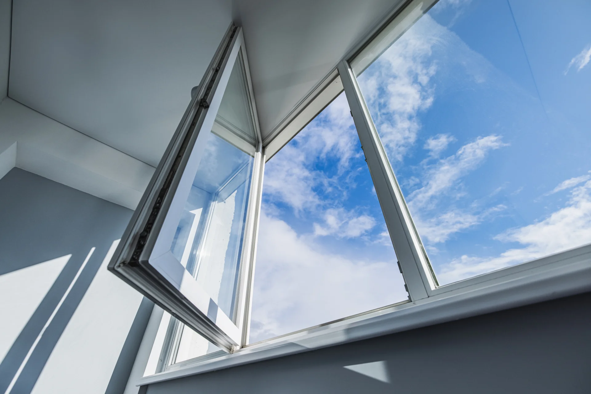 VLX 80 Casement Window in Wellington, FL | TruePane Windows & Doors - detail 1